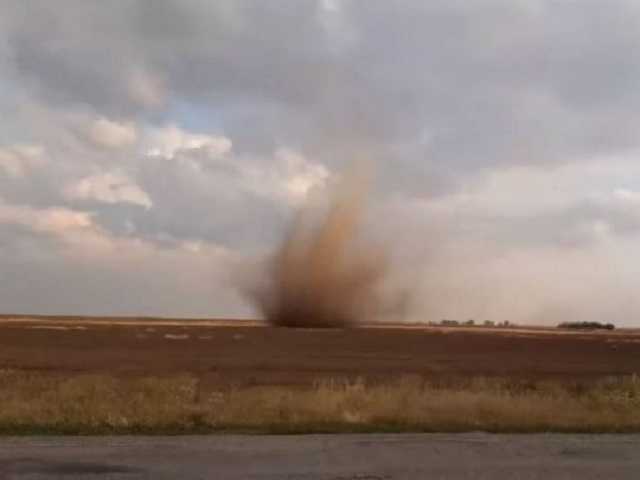 В Херсонской области заметили крупный смерч: сеть впечатлило видео