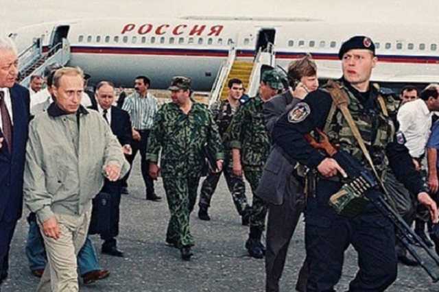 Окружен вооруженными людьми: всплыло фото Путина 20-летней давности