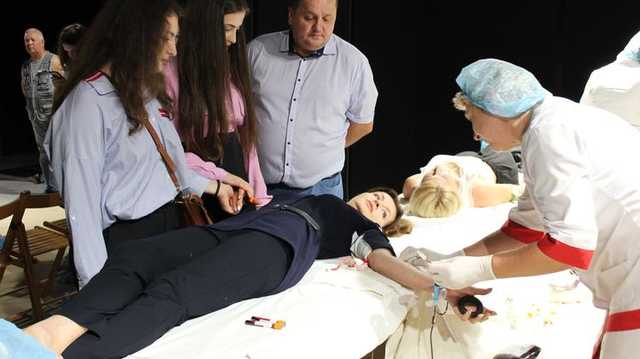 Жена Порошенко поделилась своей кровью в киноархиве