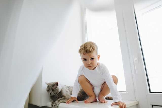 В Киеве ребенок выпал из окна