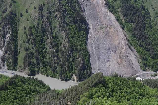 В Грузии грузовик с людьми упал в обрыв: погибли пять человек