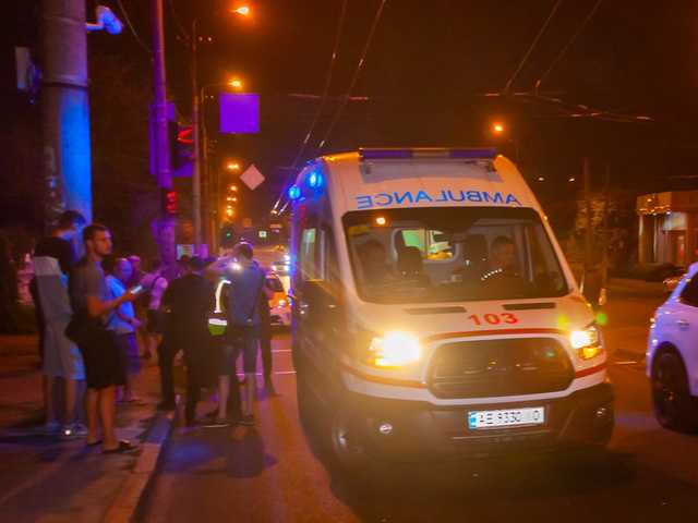 В Днепре на «зебре» водитель Daewoo сбил девушку: у пострадавшей сломана нога