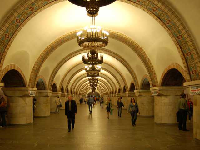 В Киеве на станции метро «Золотые ворота» умер мужчина