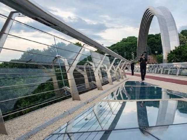 В центре Киева на пешеходном мосту снова треснуло стекло