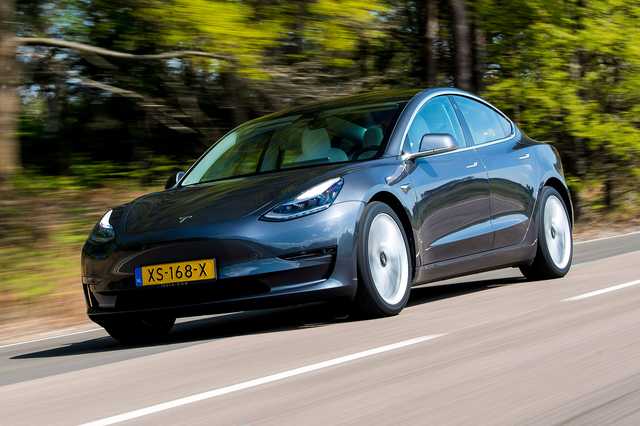 Співробітник Вищого адмінсуду продав незадеклароване майно і придбав Tesla за півтора мільйони