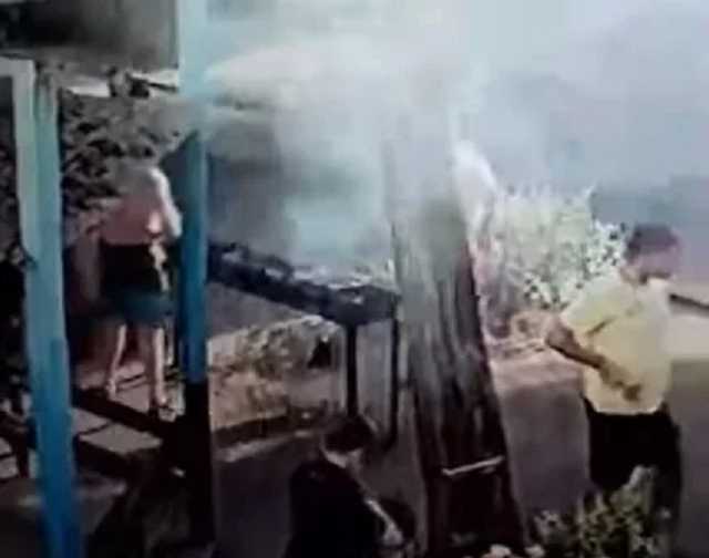 В Коблево мужчина поджег себя во время готовки шашлыка: момент попал на видео