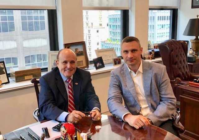 Троллинг по-взрослому. В сети обсуждают визит Кличко в США