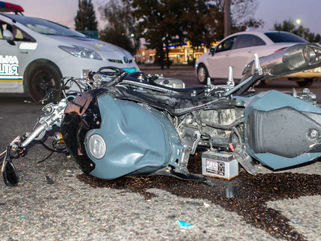 В Днепре мотоциклист на полном ходу влетел в Audi