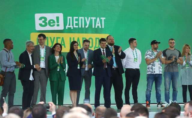 Гра у піддавки: як «Слуга народу» злила місця на округах ставленикам олігархів