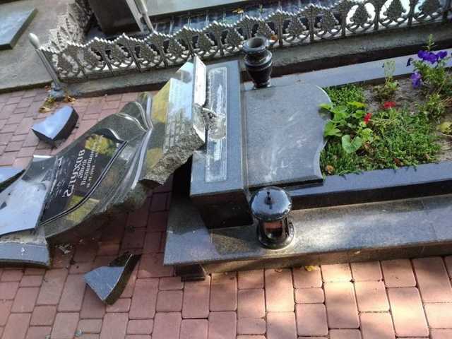 На Житомирщині вандали розтрощили пам’ятники на могилах бійців АТО