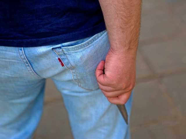 Житель села под Киевом набросился с ножом на 20-летнего парня