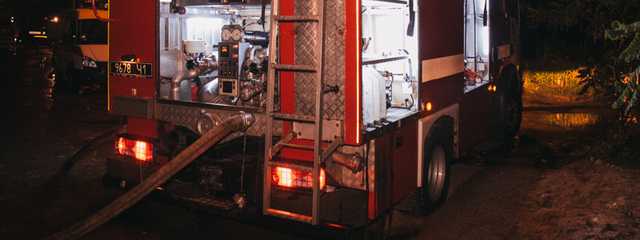 В Киеве на Оболонском проспекте загорелась квартира с хозяином внутри