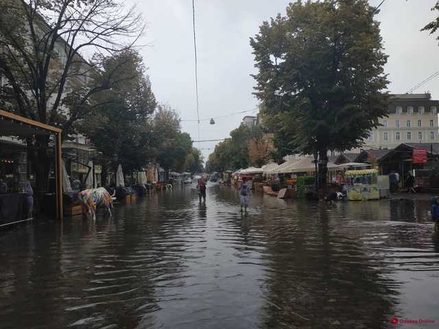 Из-за ливня в Одессе самолет из Вены не смог приземлиться с первого раза
