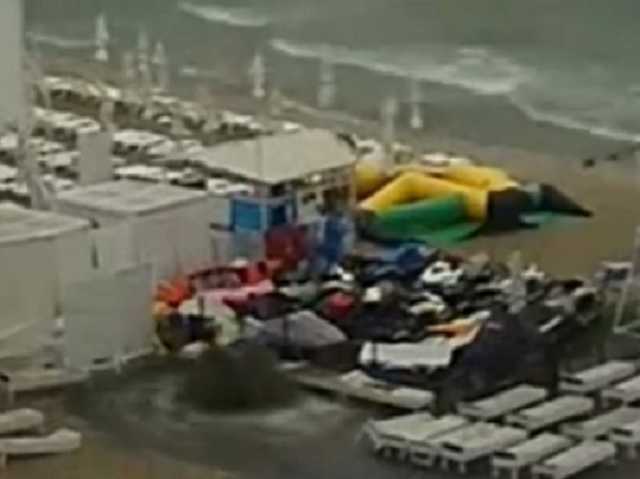 Канализацию прорвало прямо на пляже: появилось странное видео из Одессы