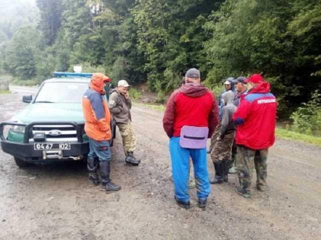 Собирала ягоды: в Карпатах сутки искали заблудившуюся 14-летнюю девочку