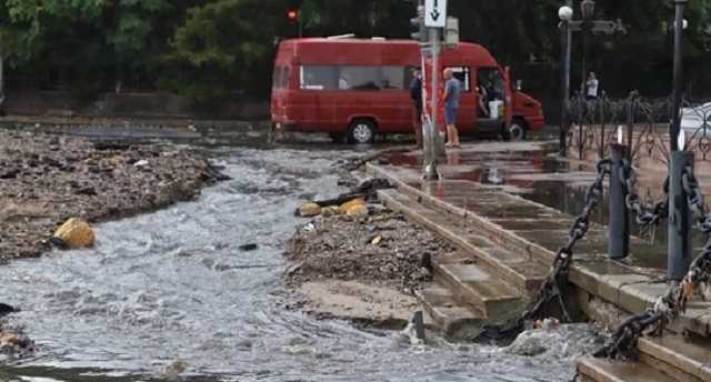 Фонтаны из грязи: вскрылись последствия сильнейшего шторма в Одессе