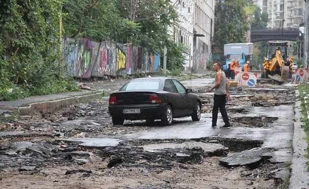 Ночной ураган в Одессе повалил десятки деревьев, оборвал провода, повредил транспорт
