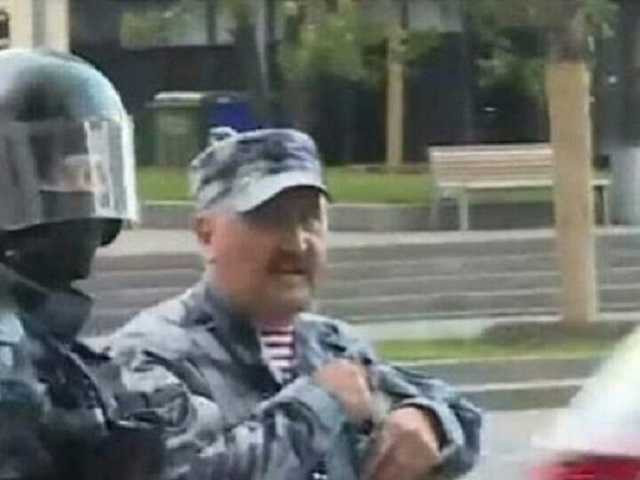 "Настоящий бандеровец": в сети бурно обсуждают участие Кусюка в разгоне митинга в Москве