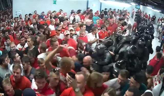 ОМОН избивает российских футбольных фанатов - те в ответ снимают на телефоны