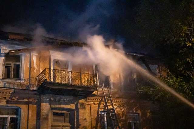 В Киеве возле Андреевского спуска горело заброшенное здание