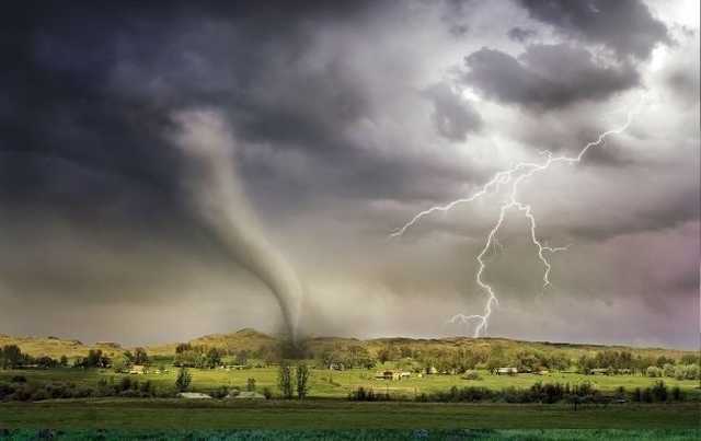На півдні Росії оголосили масову евакуацію через гігантські смерчі