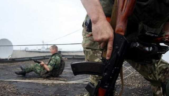 Окупанти встановлюють артилерію біля будинків вздовж лінії розмежування