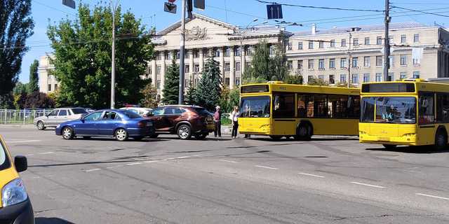 ДТП с рейсовым автобусом парализовало движение на Соломенской площади столицы