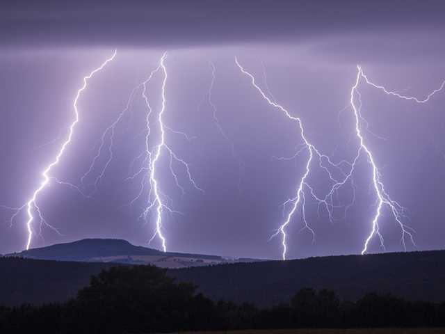 Молния ударила в трамвайные пути в Одессе: опубликовано ошеломительное видео