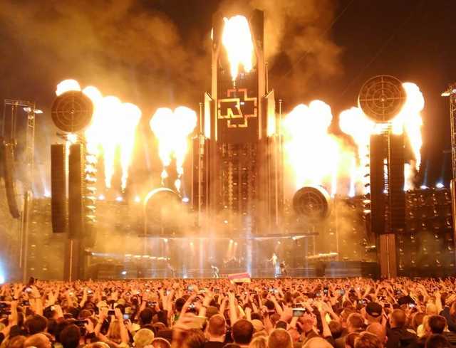 В Риге на концерте Rammstein огонь охватил декорации: видео