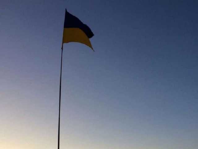 В Крыму подняли флаг Украины в память о погибших на Донбассе морпехах