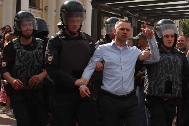 Фото дня: На митингах в Москве массово задерживают людей, желающих честных выборов