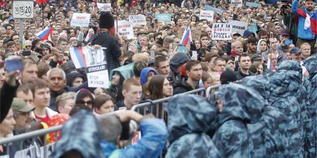 На митинге в Москве полиция поиздевалась над активисткой