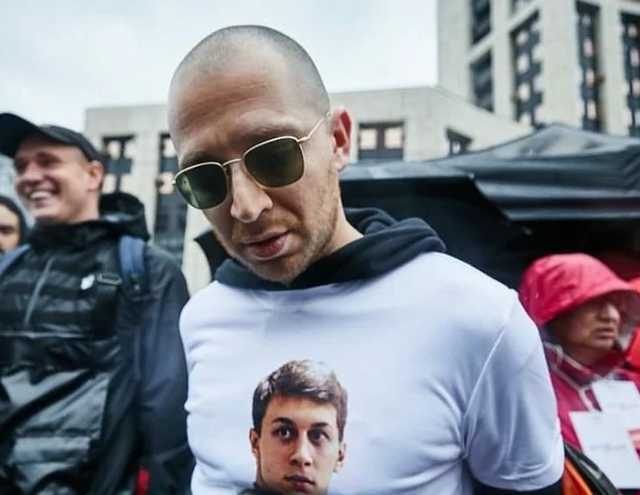 «Убожество!»: Российского рэпера заклевали в сети из-за поддержки митингов в РФ