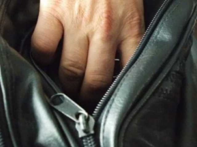 В столичном метро пассажиры атаковали наглого карманника