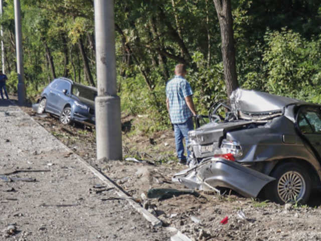 В Киеве фура сбила на обочине две иномарки: 2 человека получили травмы