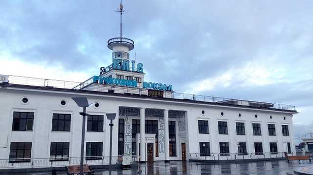 На речном вокзале Киева под причалом нашли труп мужчины
