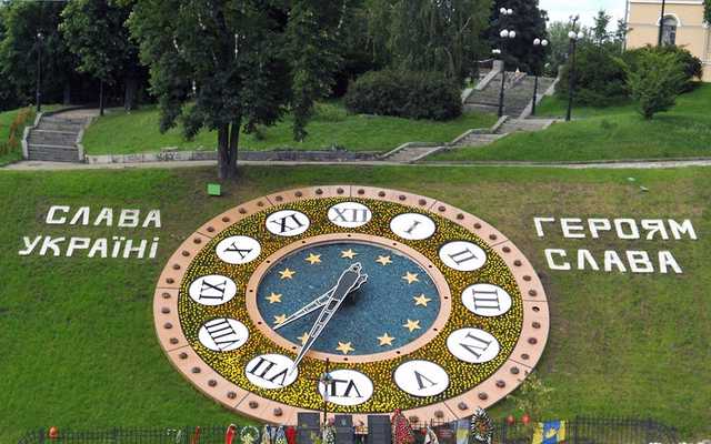 Киевские коммунальщики отремонтировали цветочные часы
