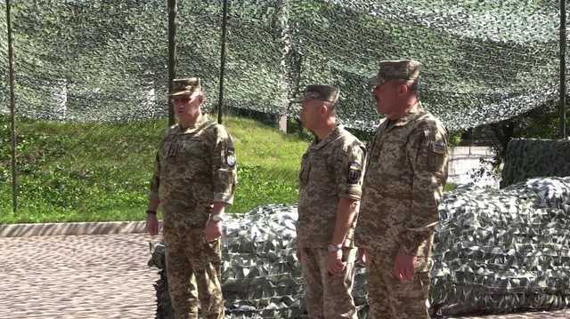 Хомчак представил личному составу нового командующего ООС