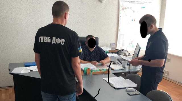 Співробітники внутрішньої безпеки ДФС викрили посадовця -"решалу" на митниці в Одесі