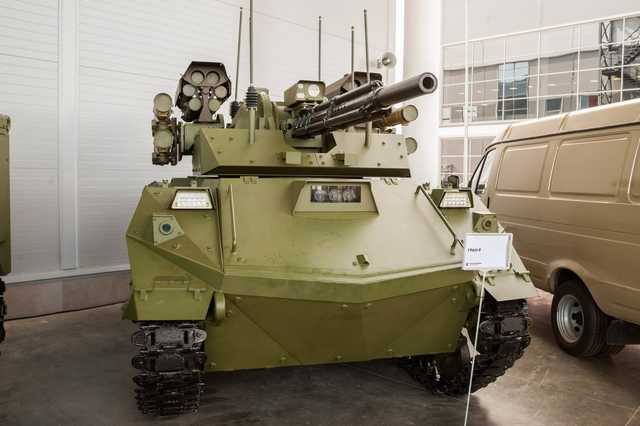 Танк-беспилотник и форма-невидимка: западные СМИ смеются над несуществующим оружием россиян