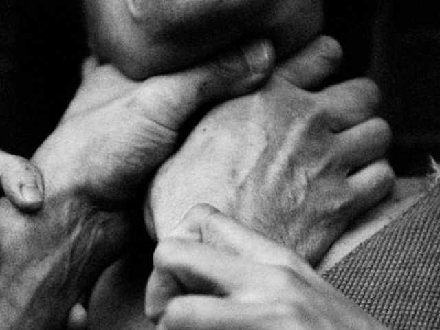 В одном из супермаркетов Запорожья душили неизвестного мужчину