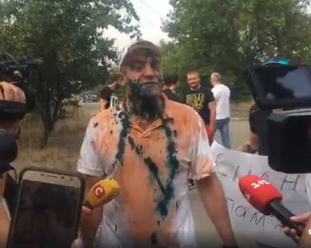 Освобожденного корректировщика огня «ДНР» в Мариуполе встретили зеленкой и помидорами