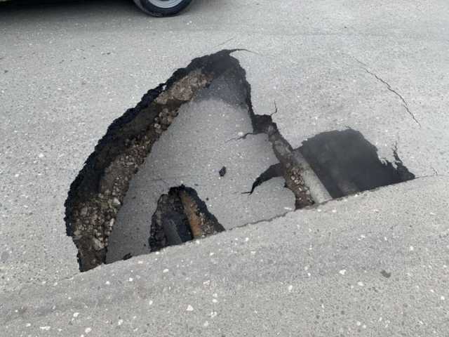 Появилось видео с места провала на дороге возле Офиса президента в Киеве