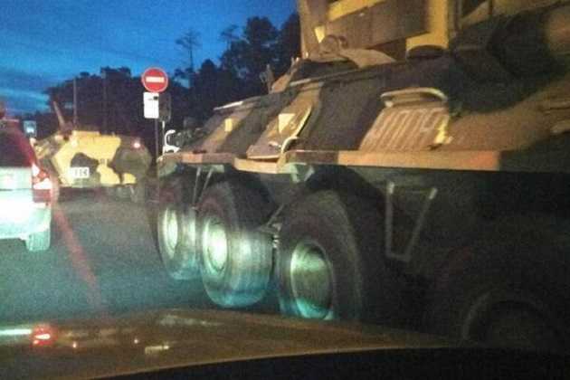 Едут в Кремль? В Москве заметили БТР с боевым оружием