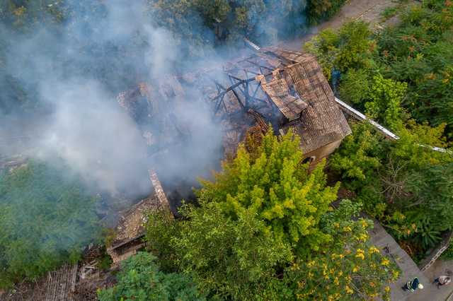 В Днепре при пожаре пострадали трое спасателей, одного из них завалило балками