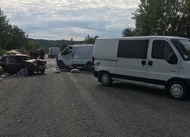 В Винницкой области микроавтобус столкнулся с двумя автомобилями, есть погибшие