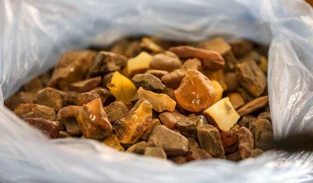 На Рівненщині порушили справу проти добувачів бурштину за опір поліцейським