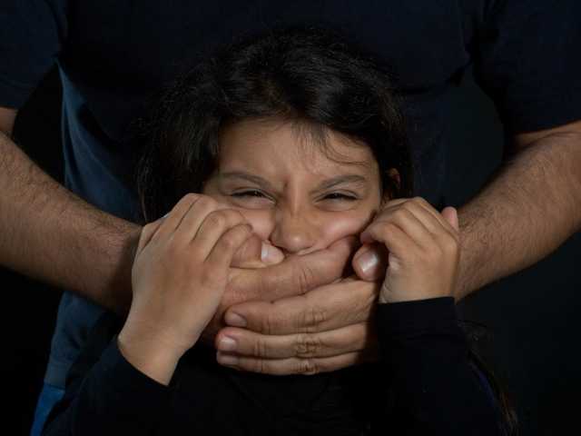 В Днепропетровской области мужчина систематически насиловал 14-летнюю дочь сожительницы