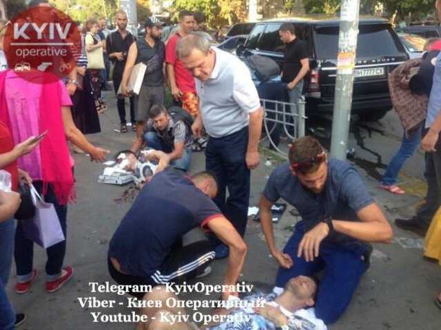 Жуткое ДТП в центре Киева: Range Rover влетел в толпу пешеходов, есть пострадавшие