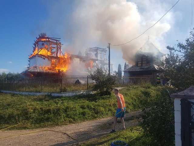 На Прикарпатье сгорела деревянная церковь ПЦУ